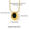 Macro-detail van een gouden roestvrijstalen ketting met groene ovale steen en slangenketting - Goud-Groen Ovaal (25N06599G-Green)