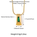 Detalle del colgante de circón verde en collar de cadena de serpiente de acero dorado - Zirconia Verde (25N06676G-3)