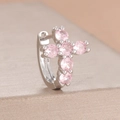 Primer plano de pendiente huggie de plata con colgante de cruz y circonitas rosas - Cruz de Esmalte Rosa con Diamantes / Rosa Plateado