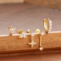 Makro-Detail des goldenen Ohrring-Sets mit Zirkonia-Schmetterlingen und Perlen - Y27135 Gold Weiß