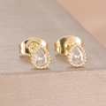 Makroaufnahme von Zirkonia-Ohrringen im Birnenschliff mit goldener Milgrain-Fassung - Birnenform Stil (Y27476-6) / Gold
