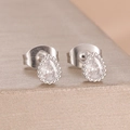Nahaufnahme der birnenförmigen Zirkonia-Ohrstecker mit Mikro-Pavé-Details und Silber-Finish - Birnenform Stil (Y27476-6) / Silber