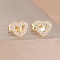 Detailansicht der goldenen Herz-Ohrstecker mit funkelnden Zirkonia-Steinen im Pavé-Stil - Herz Stil (Y27476-11) / Gold