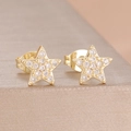 Makroaufnahme goldener Stern-Ohrstecker mit funkelnden Mikropavé-Zirkonia-Details - Fünfzackiger Stern Stil (Y27476-13) / Gold