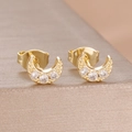 Makroaufnahme von goldenen Halbmond-Ohrsteckern mit drei Zirkonia-Steinen und Perlenrand - Mond Stil (Y27476-14) / Gold