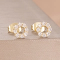 Makro-Detail vergoldeter Creolen mit Zirkonia-Besatz und klassischem Butterfly-Verschluss - Runder Ring Stil (Y27476-15) / Gold