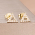 Makroaufnahme goldener geometrischer Dreieck-Ohrstecker mit funkelnden Zirkonia-Steinen - Dreieck Stil (Y27476-17) / Gold