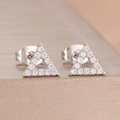 Detaillierte Makroansicht geometrischer Dreieck-Ohrstecker mit weißem Zirkon-Inlay - Dreieck Stil (Y27476-17) / Silber