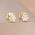 Detailansicht der goldfarbenen Blumen-Ohrstecker mit Zirkonia-Clustern und Schmetterlingsverschluss - Blumencluster Stil (Y27476-18) / Gold