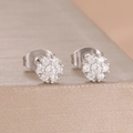 Detailansicht von Blumen-Ohrsteckern aus Silber mit Zirkonia auf Goldständer - Blumencluster Stil (Y27476-18) / Silber