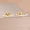 Nahaufnahme goldener gebogener Ohrstecker mit sieben weißen Zirkonia und Schmetterlingsverschluss - Gebogener Stab Stil (Y27476-22) / Gold