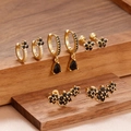 Ensemble de boucles d'oreilles fleurs dorées avec zircons noirs sur support en bois - Or & Noir (Y27011)
