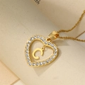 Goldene Herz-Halskette mit funkelnden Diamanten und Buchstabe C Anhänger auf Kreuzkette - Buchstabe C / Gold