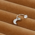 Détail du piercing de nombril en C argenté avec pendentif lune en zircon scintillant - Pendentif Lune (Y20370-2)