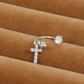 Détail macro d'un piercing de nombril argenté avec zircons et pendentif en forme de croix - Pendentif Croix (Y20370-7)