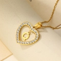 Goldene Herz-Halskette mit funkelnden Diamanten und einem personalisierten Buchstaben Q - Buchstabe Q / Gold
