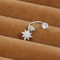 Gros plan d'un piercing nombril en argent S925 avec pendentif étoile à huit branches en zircon - Pendentif Style Étoile (Y20370-12)