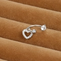 Vue macro d'un piercing de nombril en cœur argenté avec zircons sur présentoir - Pendentif Cœur Évidé (Y20370-15)