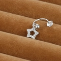 Gros plan d'un piercing nombril argenté avec pendentif étoile et zircons brillants - Pendentif Étoile Évidée (Y20370-16)