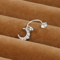 Vue macro du piercing de nombril argenté avec pendentif lune et zircons étincelants - Pendentif Croissant de Lune (Y20370-17)