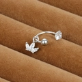 Détail macro du piercing d'oreille incurvé argenté avec pendentif feuille en zircon cubique - Pendentif Style Feuille (Y20370-18)