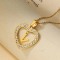 Elegante goldene Herzkette mit glitzernden Kristallen und einem zentralen Buchstaben V - Buchstabe V / Gold