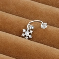 Vue macro d'un piercing de nombril flocon de neige en argent avec pierres en zircon - Pendentif Flocon de Neige (Y20370-19)