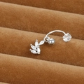 Macro de piercing nombril argenté avec pendentif zircon feuille et barre courbée - Pendentif à Quatre Feuilles (Y20370-21)