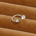 Macro de piercing d'oreille en forme de C argenté avec zircon et boule en métal poli - Forme U Pierre Unique (Y20370-23)