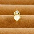 Makroaufnahme von Gold-Ohrstecker mit gelbem Stein und Zirkon in einer braunen Box - Runder Strass-Stil (E1341) / Gold