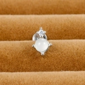 Nahaufnahme eines polierten Labret-Steckers aus Edelstahl mit weißem Opal und Zirkon - Runder Strass-Stil (E1341) / Silber