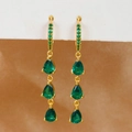 Detailweergave van de gelaagde peervormige groene kristallen oorbellen in goudkleur - Goud/Groene Zirkonia