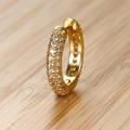 Dettaglio di orecchini a cerchio dorati con tre file di zirconi bianchi micro-pave - Oro (Strass Bianco)