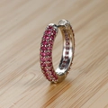 Dettaglio macro di orecchini a cerchio in argento con zirconi magenta micro-incastonati - Tono Argento (Strass Rosa)