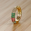 Vista macro di orecchini a cerchio dorati con pavé di zirconi colorati arcobaleno - Oro (Strass Multicolore)