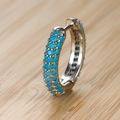 Dettaglio di orecchino a cerchio in argento con tre file di zirconi blu vivaci - Argento (Strass Celeste)