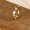 Gedetailleerde close-up van gouden oorring met marquise zirkoon op bruine achtergrond - Goud / 6mm