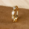 Macro-opname van gouden oorklem met vier marquise-geslepen zirkoonstenen in een lijn - Goud / 8mm