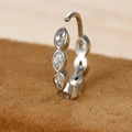 Macro-weergave van zilveren piercingsieraden met vier marquise-geslepen zirkonia - Zilver / 10mm