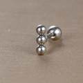 Vue macro d'un piercing en acier chirurgical à trois boules polies avec fermoir à vis - Style Vertical à Trois Boules (Y20419-3) / Argent