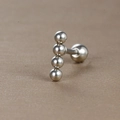 Gros plan d'un clou d'oreille boule en argent avec finition polie et fermoir à vis - Style Vertical à Quatre Boules (Y20419-4) / Argent