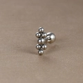Vue macro de boucles d'oreilles géométriques en acier avec fermoir à vis sécurisé - Style Cluster Symétrique à Sept Boules (Y20419-5) / Argent