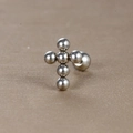 Détail de boucles d'oreilles en acier argenté en forme de croix avec fermoir à vis - Style Croix à Six Boules (Y20419-6) / Argent