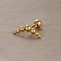 Vue macro d'un piercing en acier inoxydable doré avec perles de taille dégradée - Style Arc Dégradé à Sept Boules (Y20419-7) / Or