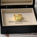 Détail de la bague œil maléfique plaquée or 18 carats dans son écrin à bijoux chic - Jaune
