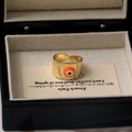 Détail d'une bague large plaquée or 18 carats ajustable avec motif œil grec - Orange