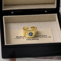 Dettaglio dell'anello largo placcato oro 18K con design in smalto colorato evil eye - Blu nebbia
