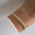 Bracelet tennis élégant plaqué or 18 carats avec zircon marquise au poignet d'une femme - Style Zircone Marquise Or / Or