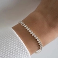 Élégant bracelet tennis en argent avec zircons taille marquise porté au poignet - Style Zircone Marquise Argent / Argent