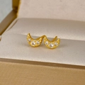 Gepolijste 18k gouden halve maan oorbellen met witte zirkonia op satijnen kussentje - Halve Maan Vorm (E1151) / Goud